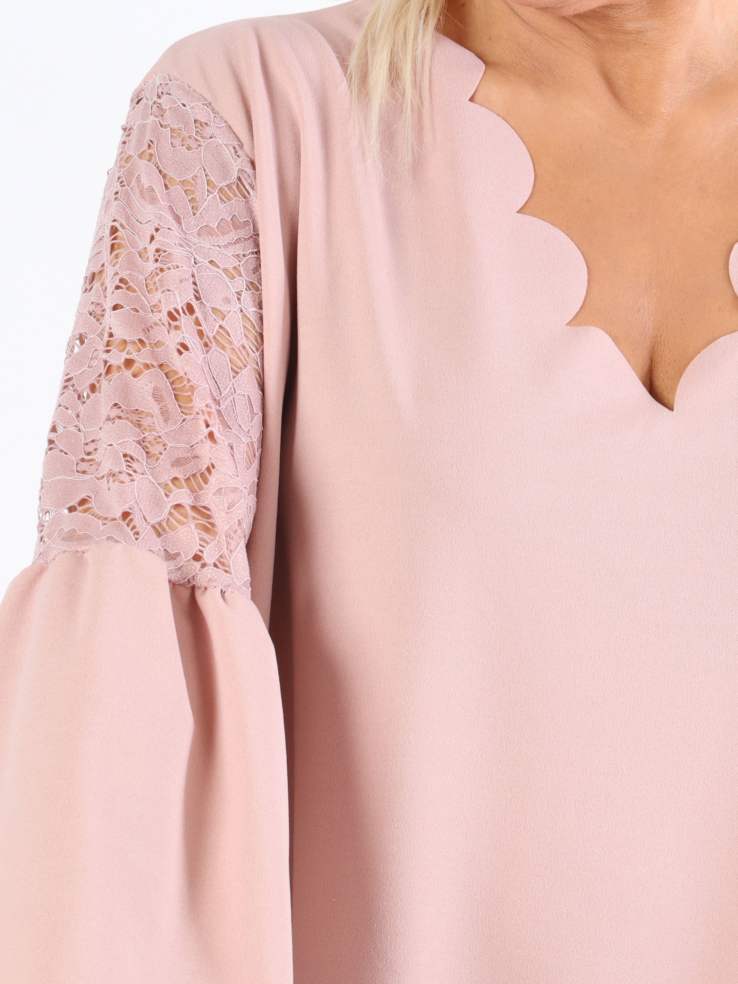 Cenobia - Feminin plus size kjole med blonde og ballonærmer